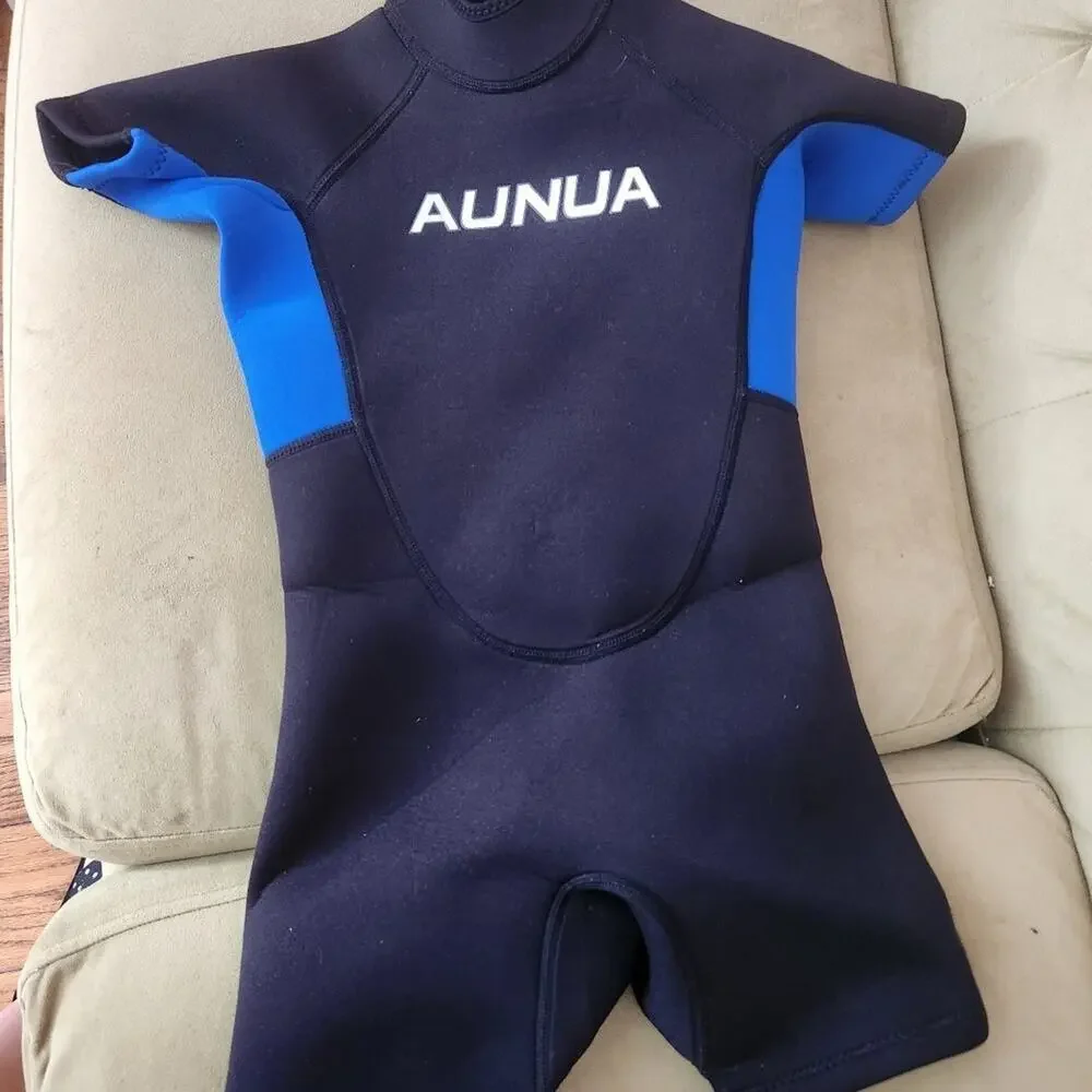 Aunua kids wetsuit size 8